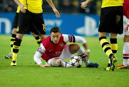 Özil se hace con el balón desde el suelo.