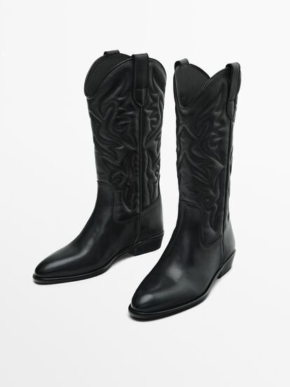 Massimo Dutti apuesta por el clásico de los clásicos: las botas de inspiración western en color negro. La compra que aguantará en tu vestidor temporada tras temporada y resistirá al cambio de tendencias. 179 euros