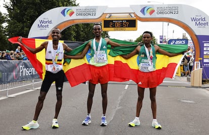 El etíope Tamirat Tola (oro), junto a su compatriota Mosinet Geremew (plata) y el belga Bashir Abdi (bronce).