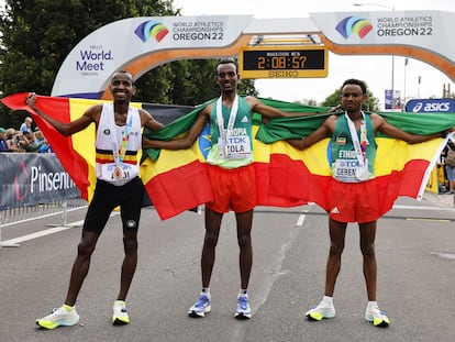 El etíope Tamirat Tola (oro), junto a su compatriota Mosinet Geremew (plata) y el belga Bashir Abdi (bronce).