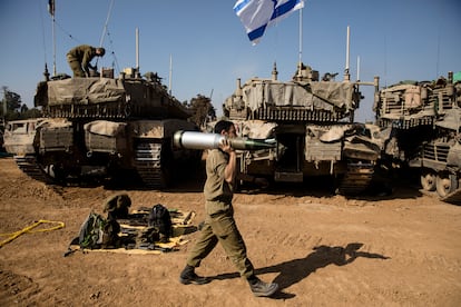 Un soldado israelí transporta un misil tras volver de Gaza, este lunes en la zona sur de la frontera de Israel con la Franja.  