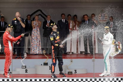 Daniel Ricciardo celebra en el podio su victoria en Mónaco (c), tras quedar por delante del alemán Sebastian Vettel (Ferrari) y el líder del Mundial, el británico Lewis Hamilton (Mercedes).