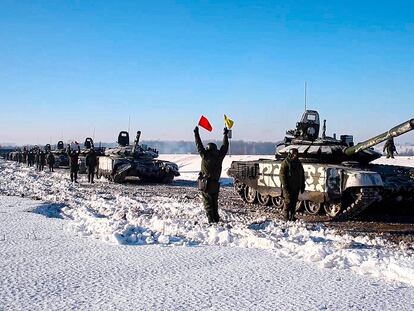Fotograma de un vídeo difundido por el Ministerio de Defensa ruso en el que aparece una hilera de tanques del despliegue de Rusia en la franja occidental del país.