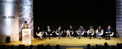 La periodista Concha García Campoy, anoche, junto a los participantes en el recital de poesía del Círculo de Bellas Artes de Madrid.