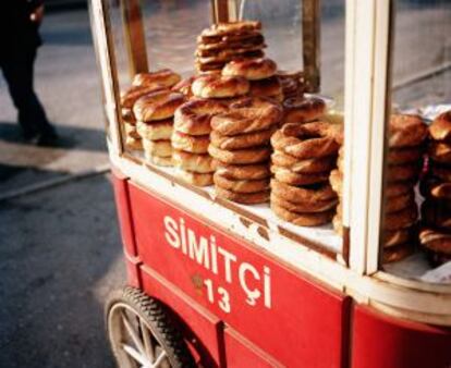 Carrito de 'simit', las tradicionales rosquillas de pan cubiertas de pepitas sésamo.