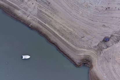 Embalse de Buendía, en la cabecera del Tajo, en noviembre, cuando estaba a solo el 10% de su capacidad por la sequía.