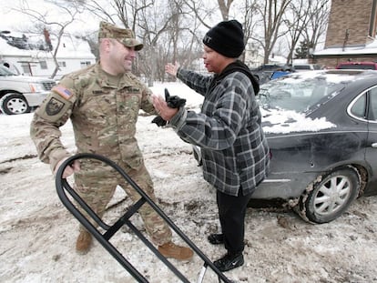 La Guardia Nacional de Michigan reparte agua a los residentes de Flint.