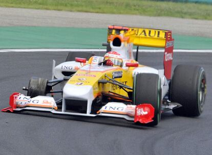 A pesar de su buena salida desde la 'pole position', un error en la primera parada en 'boxes' hace que el bólido de Alonso pierda una rueda, tras lo cual el asturiano se ha retirado de la carrera.