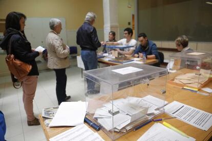Un grupo de votantes acude a una mesa electoral en San Sebastián.