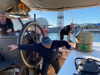 El capitán del 'Santa Eulàlia' durante el ensayo el miércoles de la maniobra para amarrrar en el muelle de Barcelona con los Reyes Magos.