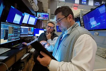 Varios corredores de bolsa trabajan en Wall Street, este lunes.