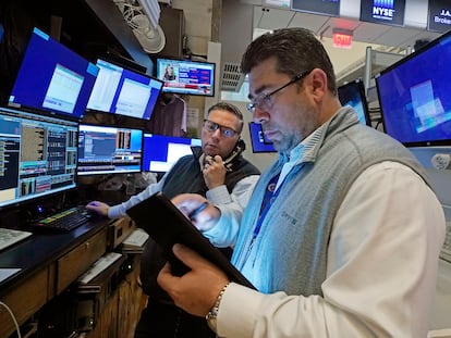 Varios corredores de bolsa trabajan en Wall Street, este lunes.