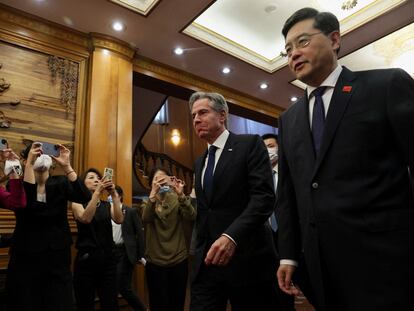 El secretario de Estado estadounidense, Antony Blinken (izquierda), camina junto al ministro de Exteriores chino, Qin Gang, este domingo en Pekín.