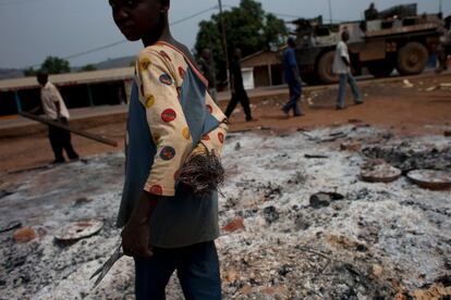 Un joven rescata trozos de metal procedentes de los restos de alguna tienda quemada, mientras que soldados franceses montan guardia en un barrio donde los soldados chadianos se enfrentaron con milicianos cristianos anti-Balaka el mircoles por la tarde, en el barrio Gobongo de Bangui, Repblica Centroafricana. El portavoz de una fuerza de paz de la Unin Africana, dice que seis cascos azules chadianos murieron y 15 resultaron heridos, tras ser atacados el mircoles. El contingente chadiano, que se compone de soldados musulmanes, ha sido acusado de tomar partido contra la poblacin cristiana en el conflicto.