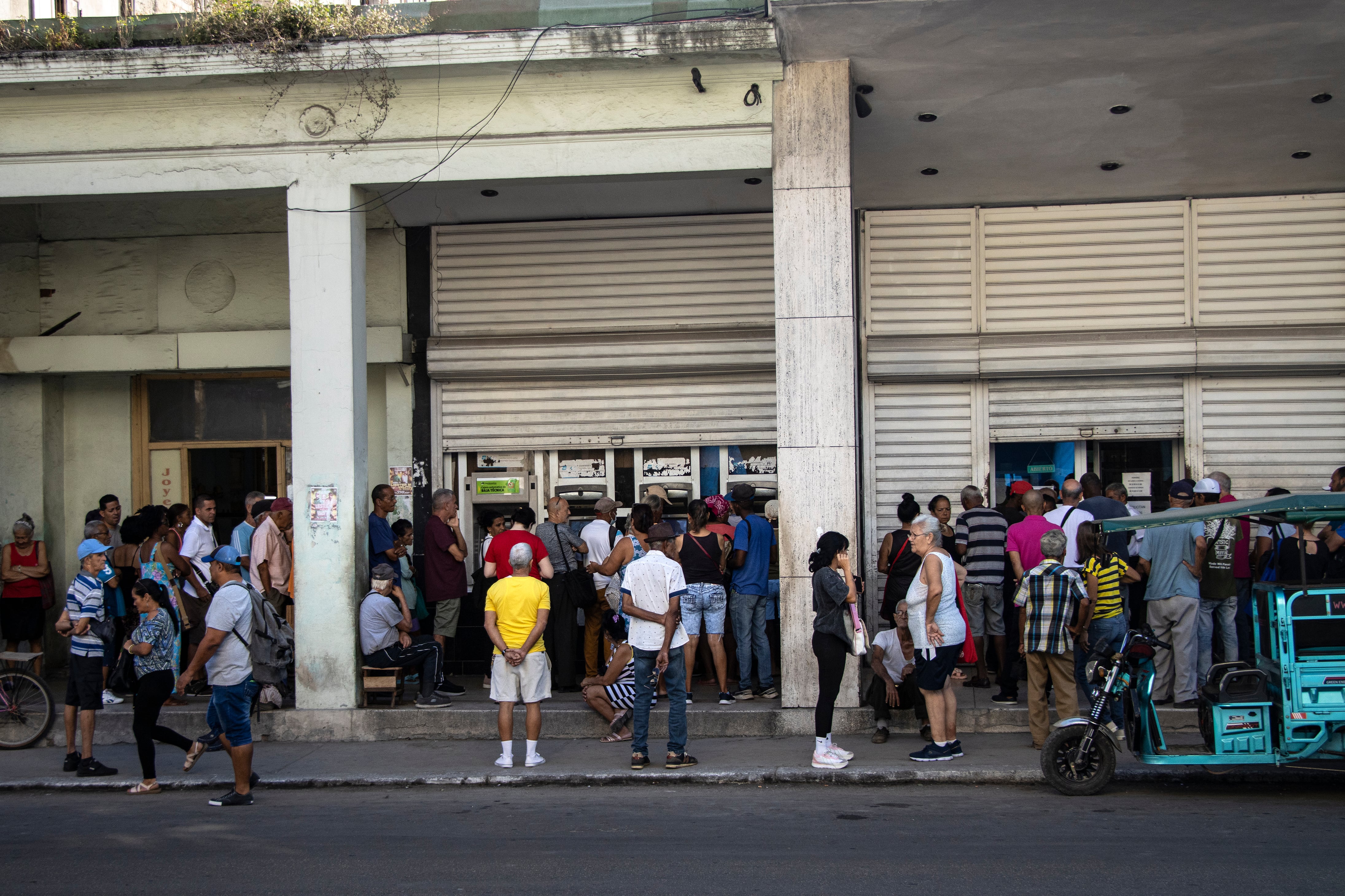 Filas en una tienda en La Habana, en febrero de 2026.