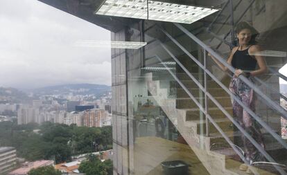 Liesl Isler posa frente a las oficinas del Impact Hub en Caracas.