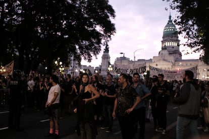 Ciudadanos se manifiestan contra la desfinanciación de la cultura y el cine argentino.