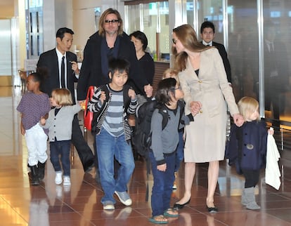 Brad Pitt, Angelina Jolie y sus seis hijos, en el aeropuerto de Tokio en 2011.