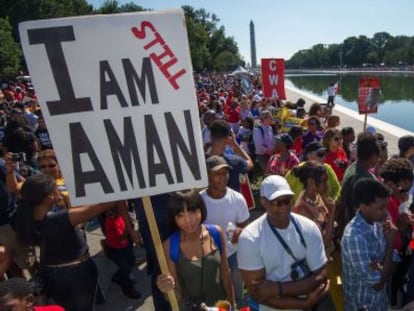 Miles de personas se concentran cerca del monumento a Lincoln.