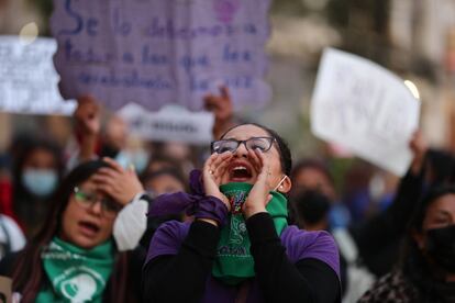 Una mujer arenga a las participantes de una de las manifestaciones del martes en Quito (Ecuador).