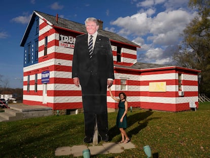 La representante de Pensilvania, Leslie Rossi, posaba con un cartel gigante de Trump, el pasado domingo en la ciudad de Youngstown.