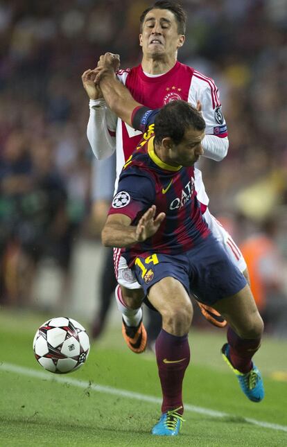 Mascherano y Bojan pelean por el balón.