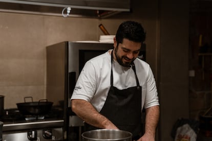 El chef Pedro Aguilera en su restaurante Mesón Sabor Andaluz, en Alcalá del Valle (Cádiz). GOMA BRAND NARRATIVES