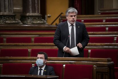 Pere Aragonès y Albert Batet, en el Parlament de Cataluña.