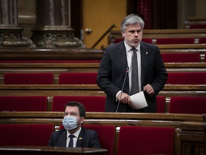 Pere Aragonès y Albert Batet, en el Parlament de Cataluña.