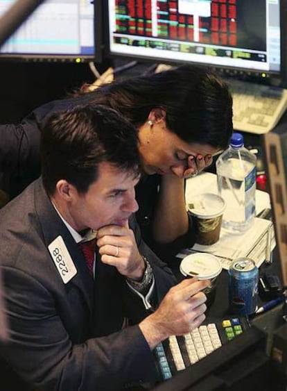Operadores de la Bolsa de Nueva York, durante la caída generalizada de los valores.