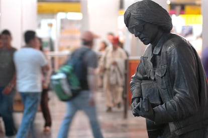 La estatua en homenaje a 'Rockdrigo' González, en la estación del metro Balderas, Ciudad de México.