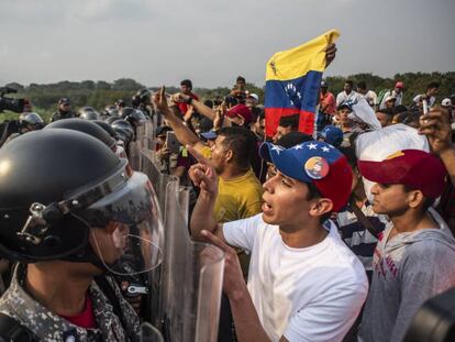 Policiais venezuelanos bloqueiam o passo sobre a Ponte Simón Bolívar neste sábado, em Cúcuta.