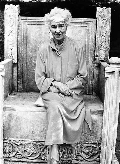 Peggy Gugenheim, en el jardín de su palacio de Venecia en 1979.