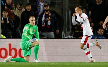 Álvaro García celebra el gol del Rayo ante el lamento de Ter Stegen.