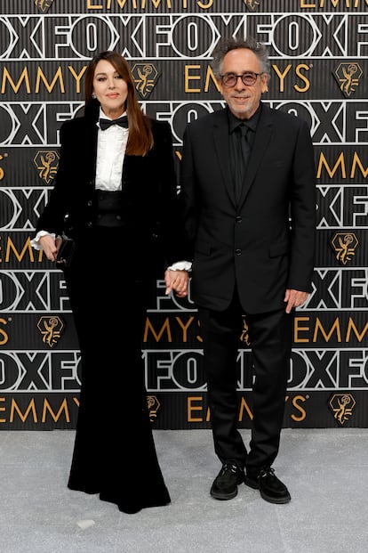 La pareja formada por Monica Bellucci, con esmoquin de Saint Laurent, y Tim Burton, cuya serie 'Miércoles' optaba a varios premios. 