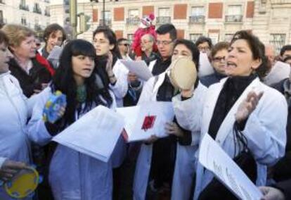 Personal sanitario participa en un concierto de villancicos organizado por la Plataforma contra la privatización de los centros de Atención Primaria, ante la sede del Gobierno regional de la Puerta del Sol. EFE/Archivo