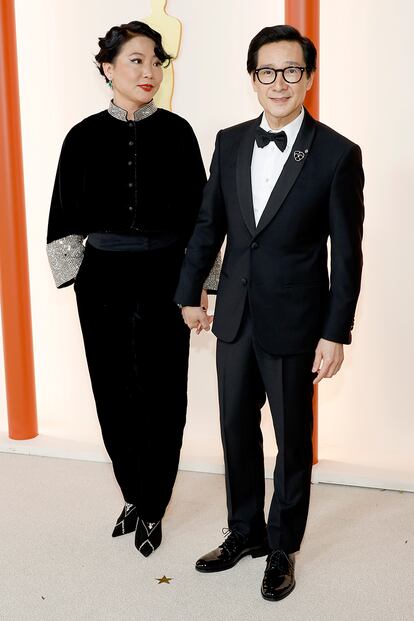 Echo Quan, con su marido, Ke Huy Quan, ganador del premio a mejor actor de reparto por su papel en Todo a la vez en todas partes. Para la ocasión el actor eligió un traje de Giorgio Armani.