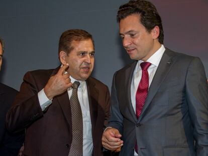 Alonso Ancira, propietario de Altos Hornos de México (izquierda), y Emilio Lozoya, entonces director de Pemex, el 12 de septiembre de 2013.