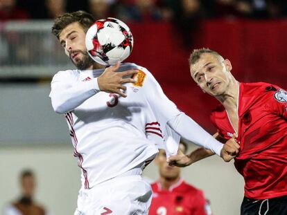 Piqué lluita per la pilota amb Agolli.