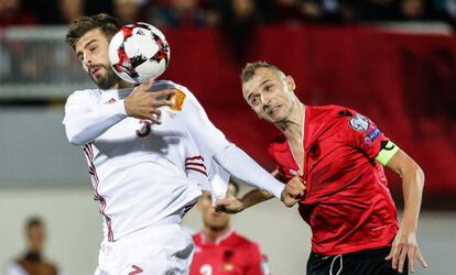 Piqué lluita per la pilota amb Agolli.