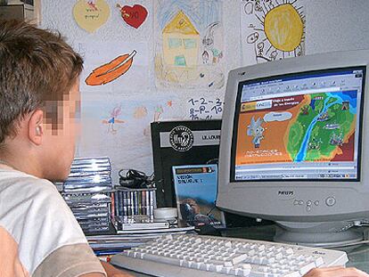 Un niño juega en Internet con el programa ecológico multimedia diseñado por IDAE.