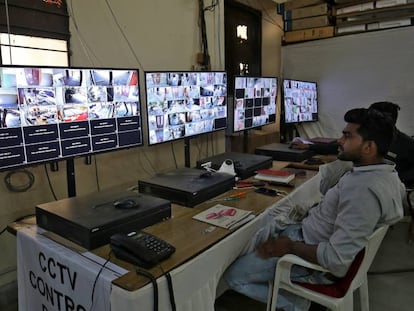 Miembros del dispositivo de control de las elecciones indias vigilan el recuento de votos.