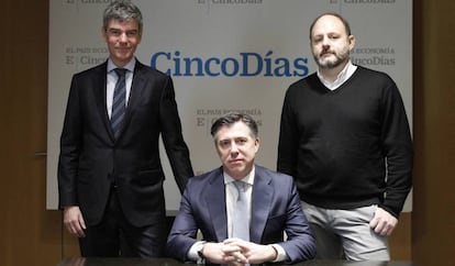 De izquierda a derecha, Carlos Tercero, socio director de Stiga; Sergio Escorial, responsable de clientes y estrategia comercial de Deutsche Bank España; y Luis Villa del Campo, director de estrategia de Fjord Spain