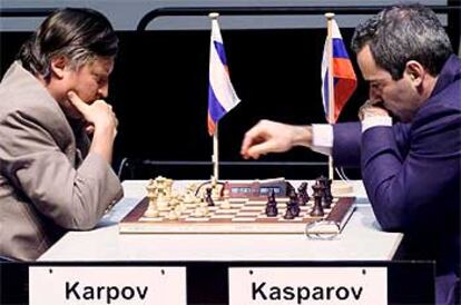 Kaspárov, a la derecha, se dispone a mover las negras ante Kárpov en una partida en Francfort en 1999.
