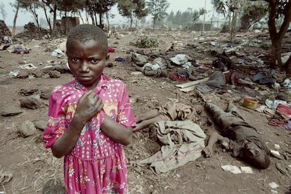 Una niña mira al fotógrafo entre los cadáveres de compatriotas pisoteados en la frontera oriental de Goma, en el antiguo Zaire, el 7 de abril de 2019.
