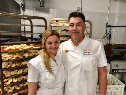 MARIANELA Y AMARO DELANTE DE LAS BANDEJAS DE PAN SIN GLUTEN TOSTADO, BISCOCHOS. / CAPEL