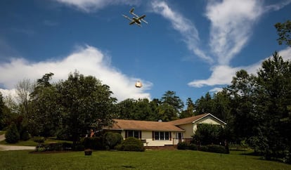 Un dron de Alphabet haciendo una entrega.