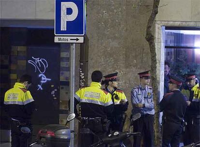 Los Mossos d&#39;Esquadra registraron los edificios de la calle Joaquim Ruyra.