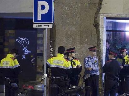 Los Mossos d'Esquadra registraron los edificios de la calle Joaquim Ruyra.