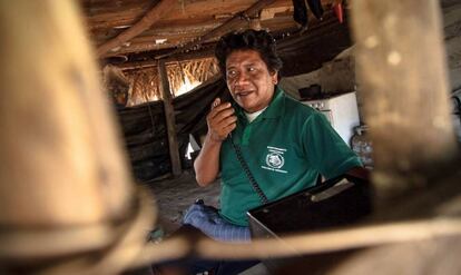 A liderança indígena Dototakakyre Kayapó (conhecido como Dotô) utilizando o rádio. Foi através da comunicação entre aldeias que os indígenas mapearam as áreas onde a quadrilha de grilagem atuava.